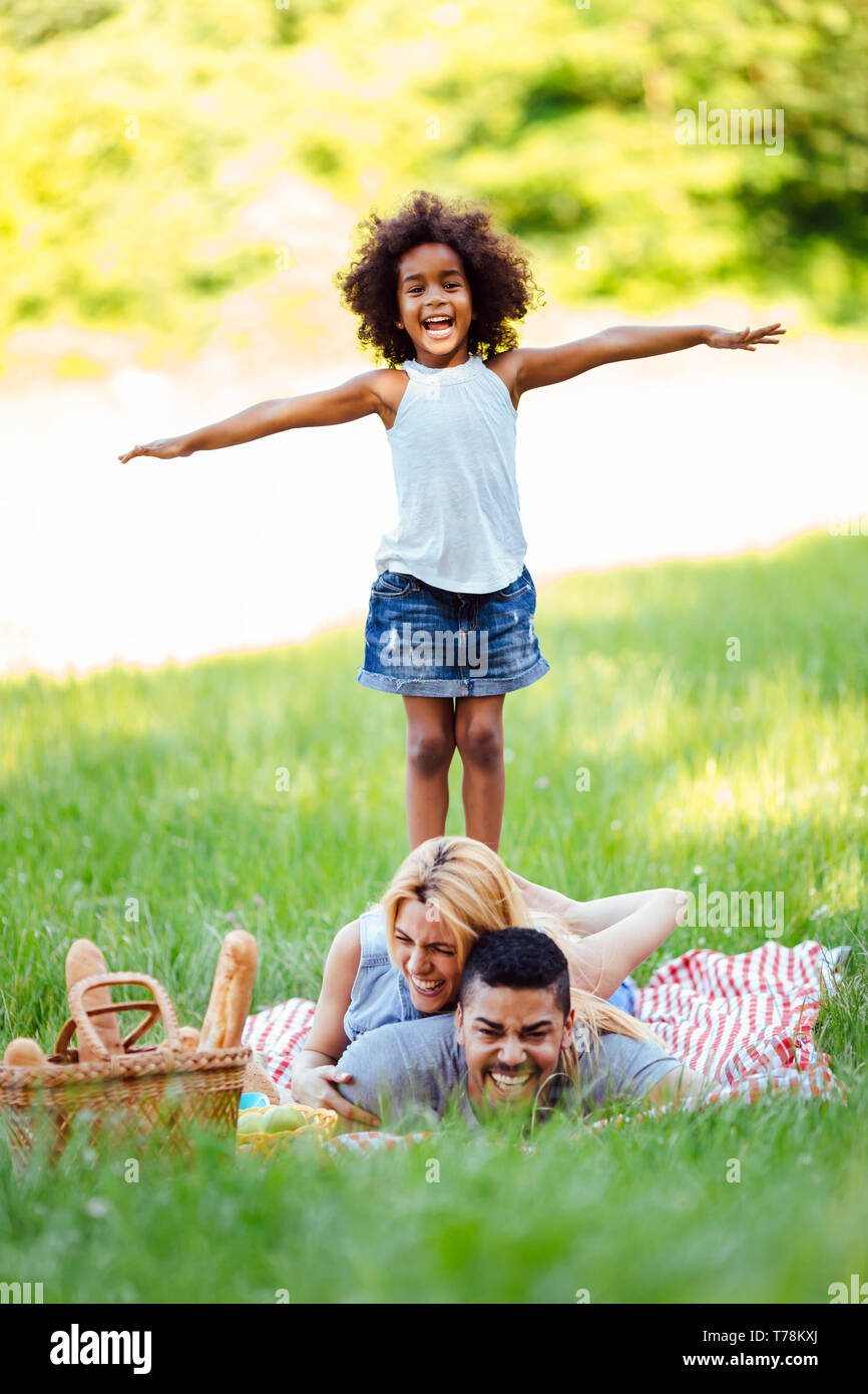 La famiglia felice avente tempo di divertimento su picnic Foto Stock