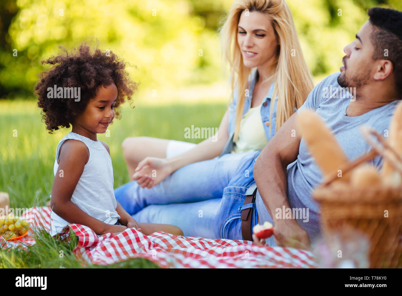 Immagine della coppia adorabile con la loro figlia avente picnic Foto Stock