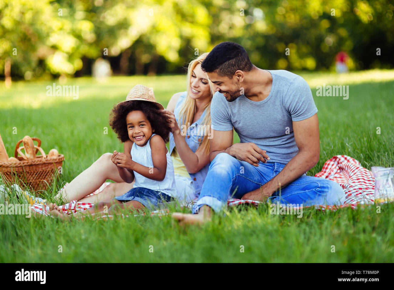 Immagine della coppia adorabile con la loro figlia avente picnic Foto Stock