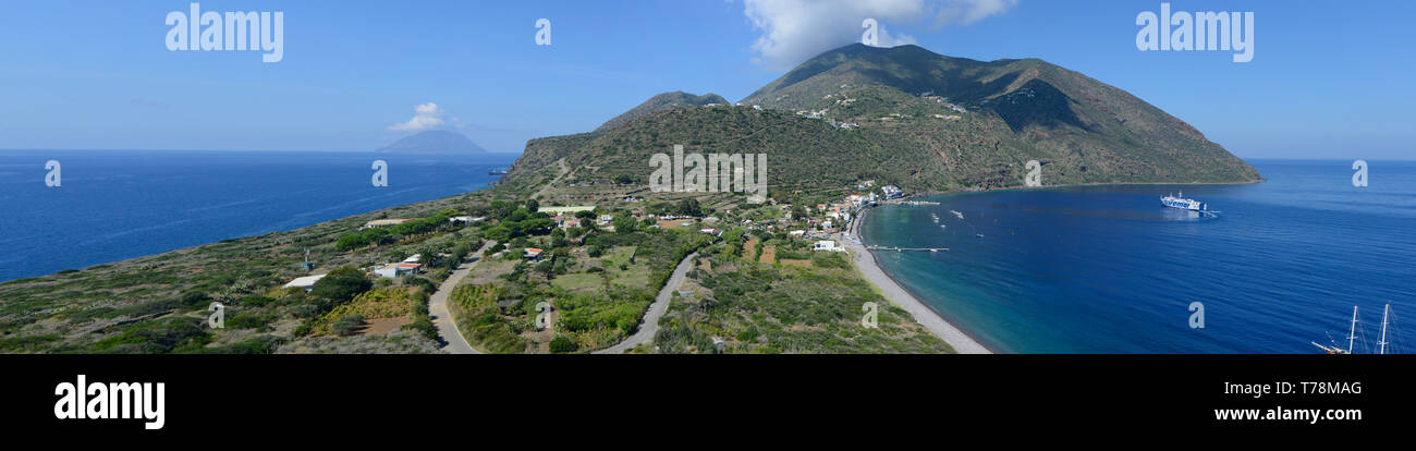 Vista panoramica sull'isola Filicudi, Eolie, Sicilia, Italia Foto Stock
