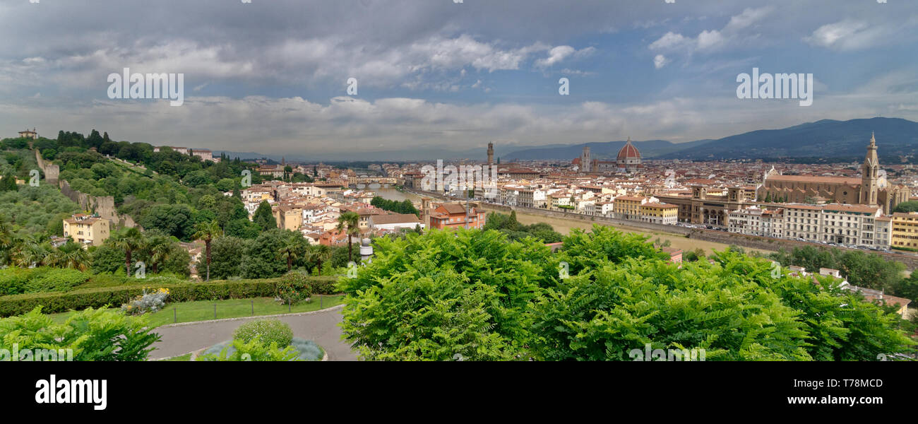 Panorama di Firenze (Firenze), come visto dal Piazzale Michelangelo, vista in lontananza il Ponte Vecchio e il Duomo, Palazzo Vecchio e gli altri luoghi di interesse. Foto Stock