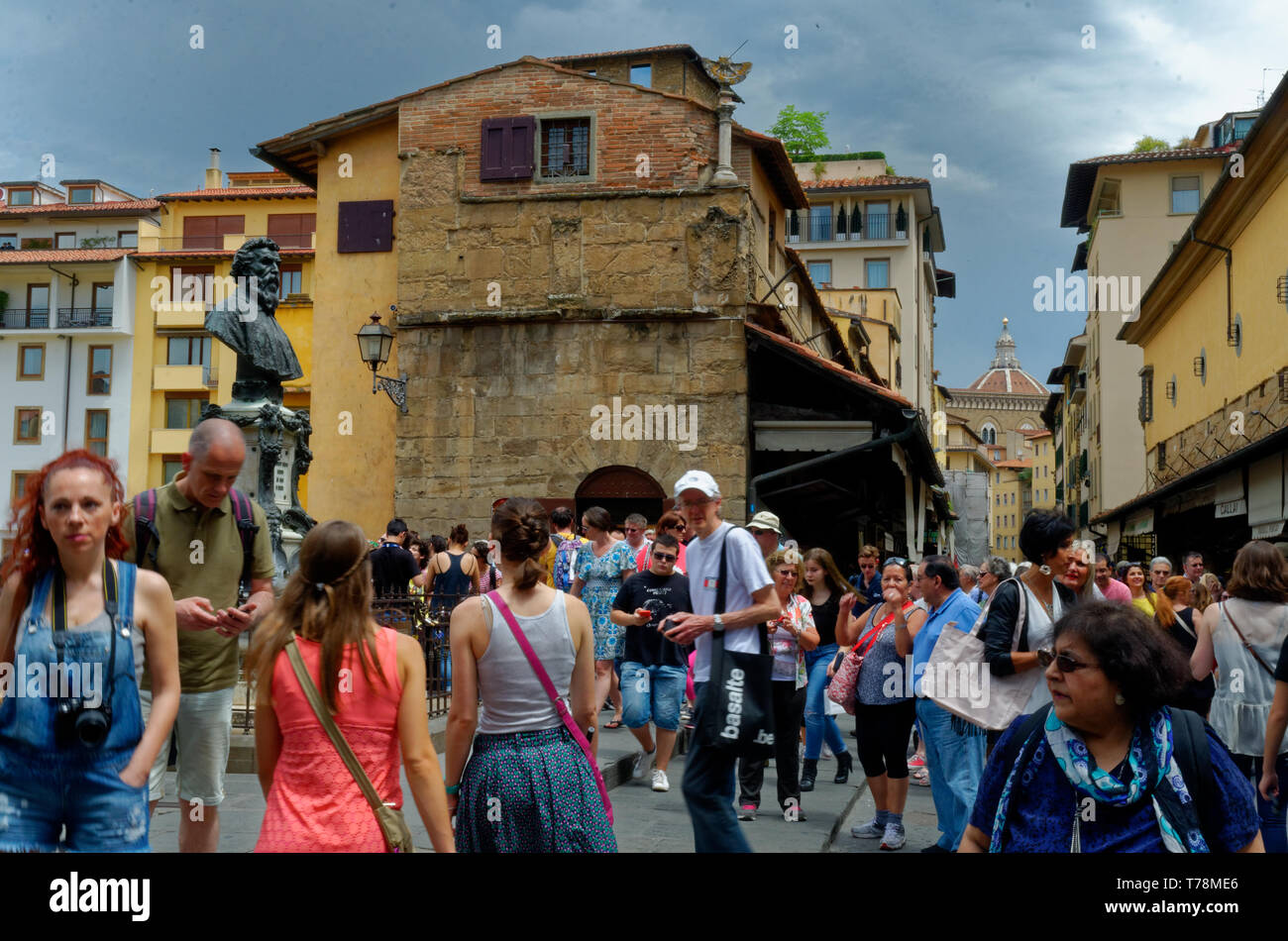 La folla vicino al busto di Benvenuto Cellini in una trafficata di Ponte Vecchio a Firenze (Firenze), Italia Foto Stock
