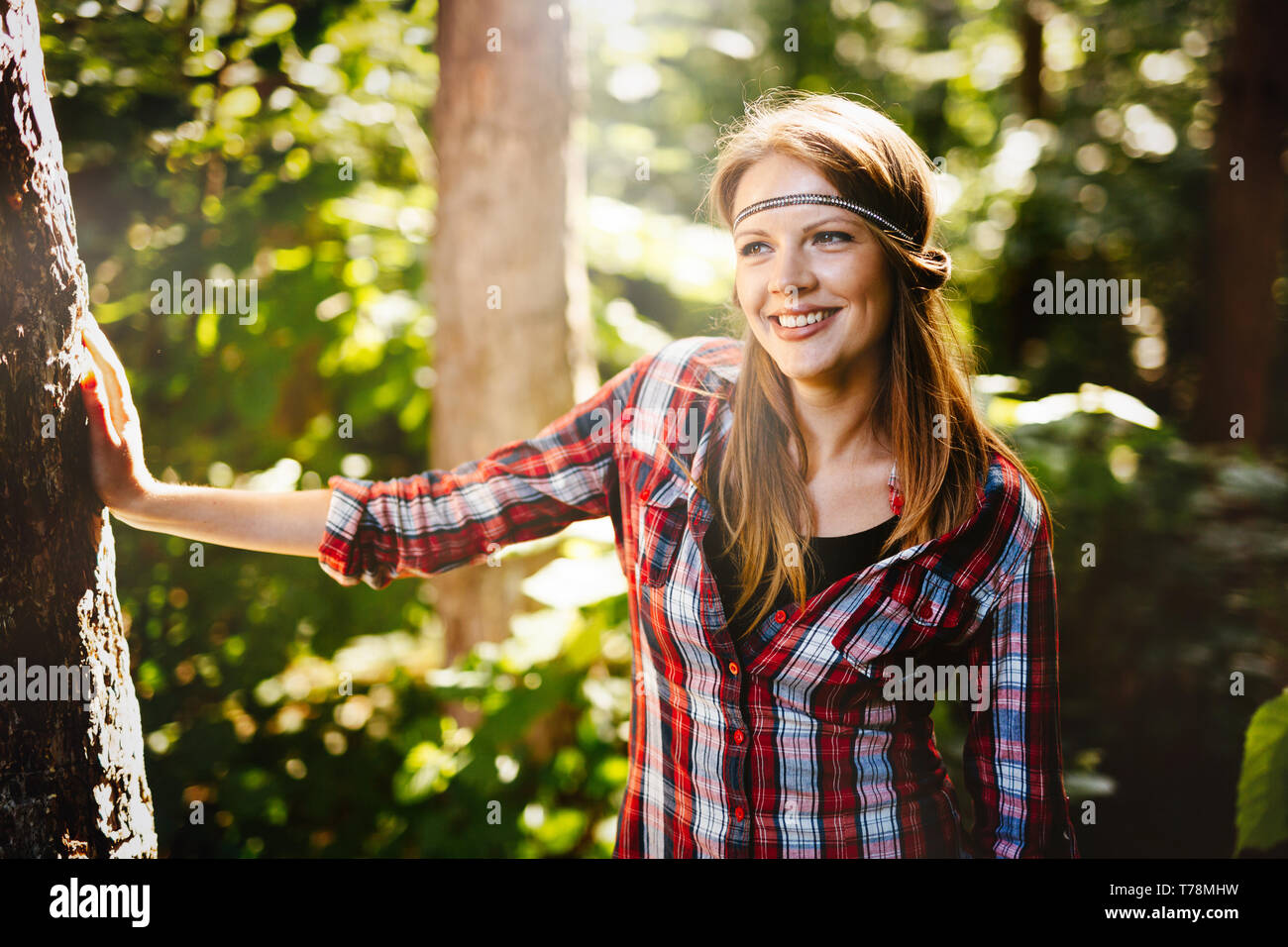 Pretty Woman Trekking nella foresta Foto Stock