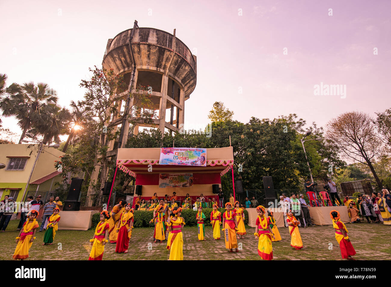 Giovane ragazza,,child,ballerini,,vestito,in ,giallo,sari,rosso,camicetta,calendula,fiore,garland,sulla testa,preparazione.per festival,ballo,Golf Green Park,Kolkata,ind Foto Stock