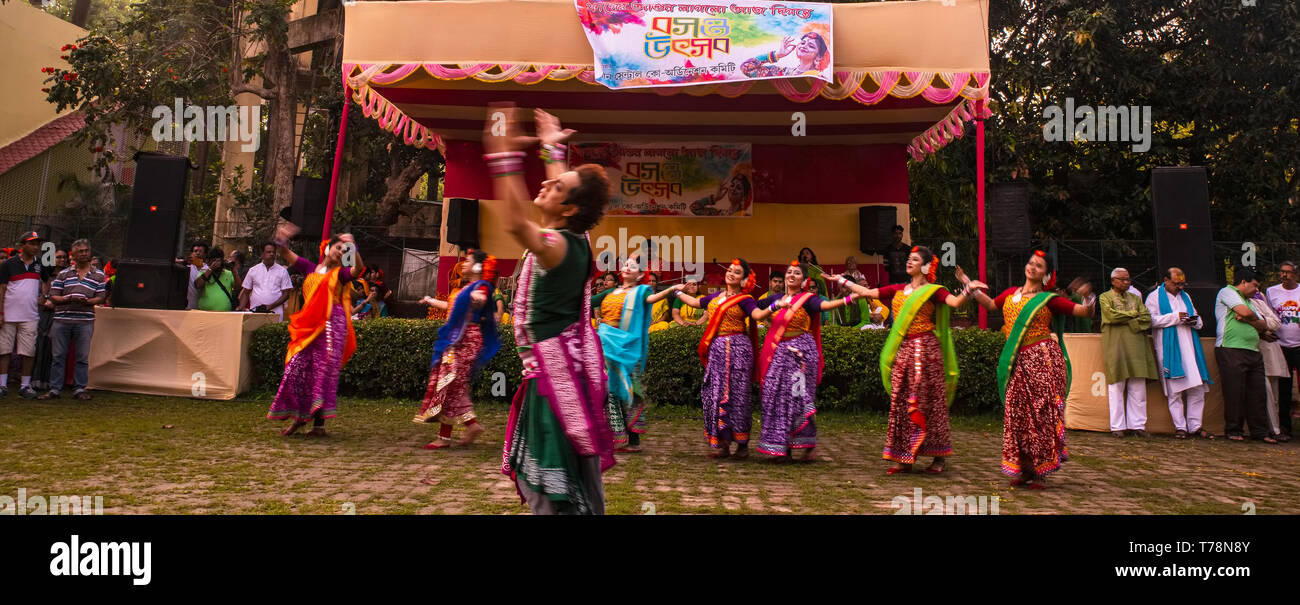 Festival di primavera,Vasant Utsab,suola,&,ballo di gruppo,canzone,musica,Golf Green Park, Kolkata,l'India. Foto Stock