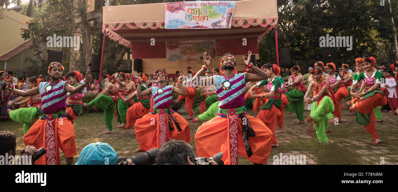 Festival di Primavera di ,danza,musica,canzone,Indian Bharat Natyam danza,Golf Green Park, Kolkata,l'India. Foto Stock