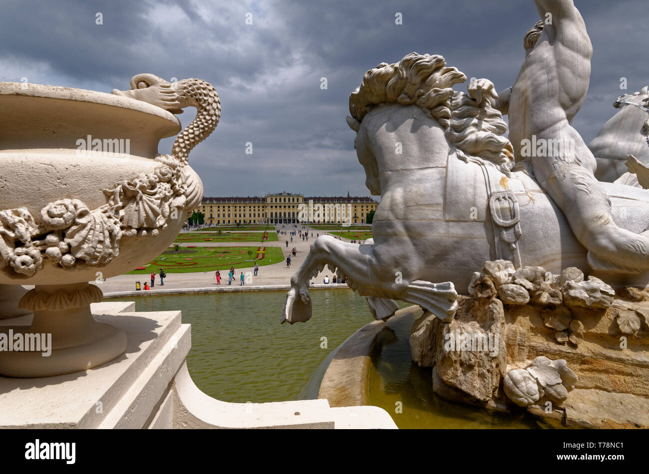 La vista verso il Palazzo di Schonbrunn e giardini da tra sculture in la Fontana di Nettuno, da Wilhelm Beyer - Vienna, Austria Foto Stock