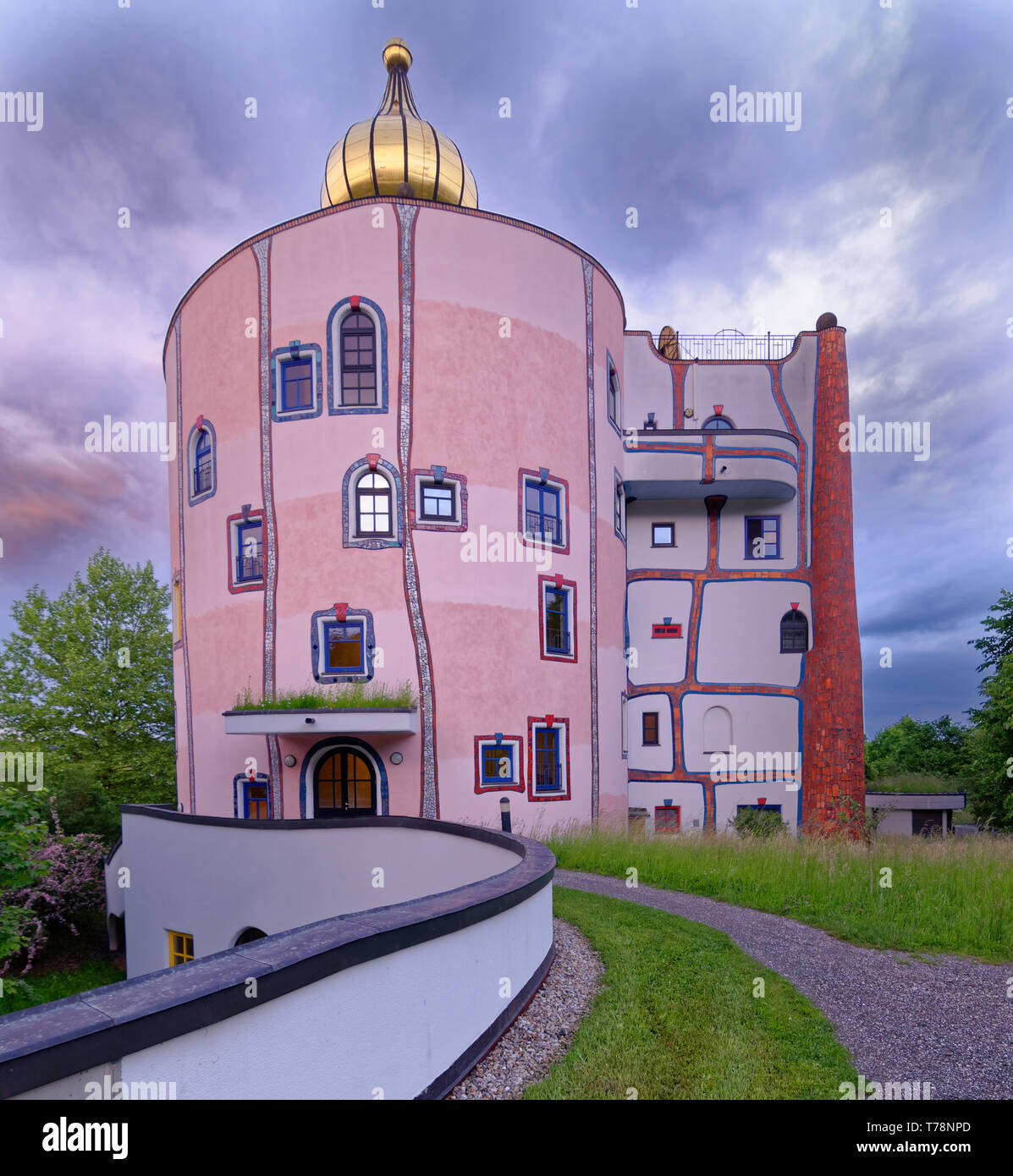 Cercando il percorso per il Stammhaus e la sua cupola dorata a Rogner Bad Blumau Austria, un resort o spa hotel progettato da Friedensreich Hundertwasser Foto Stock