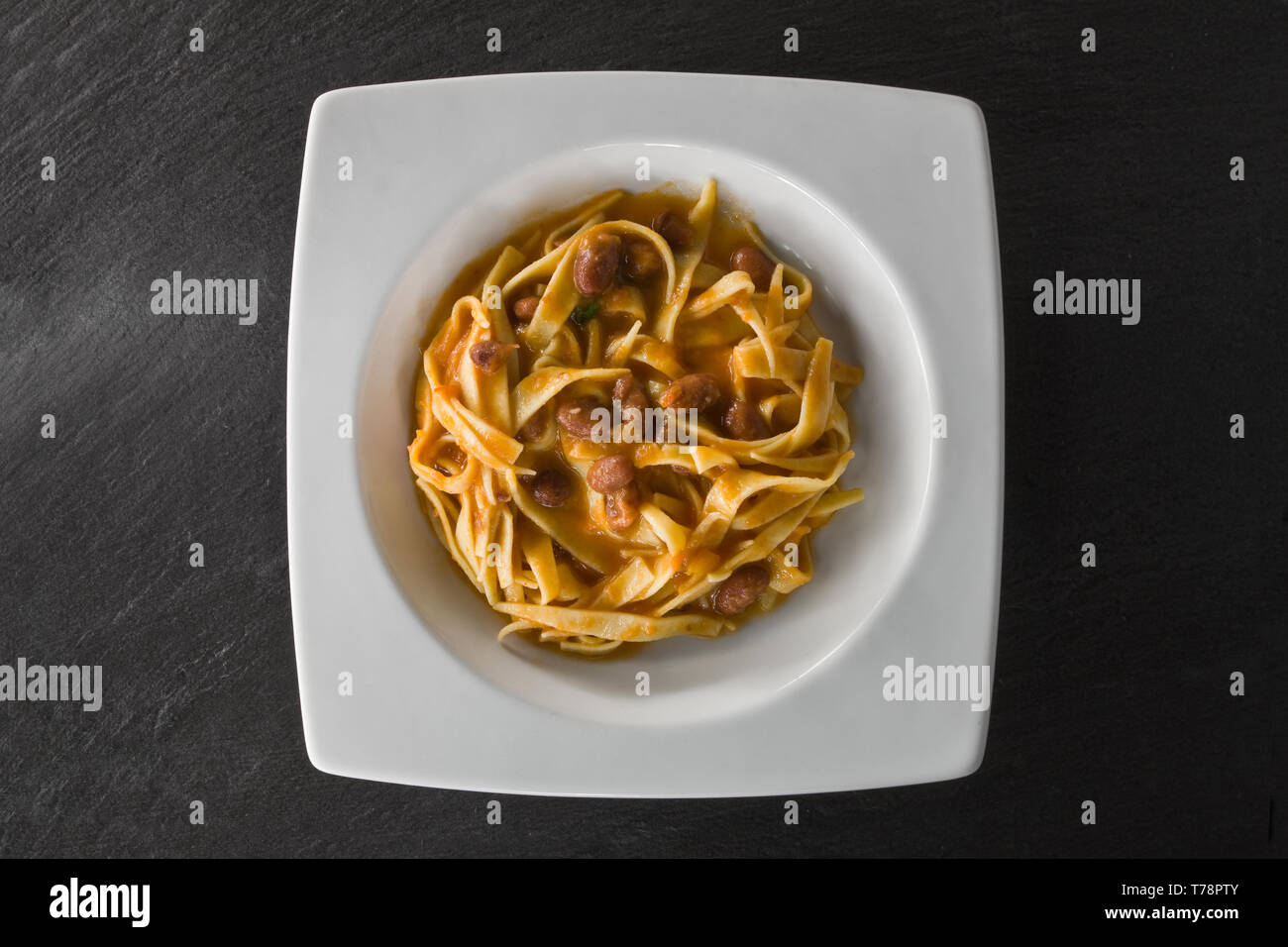 Piatto di tagliatelle condite con ragù alla bolognese. [Ita] un piatto di tagliatelle condite con ragù (ragù). Foto Stock