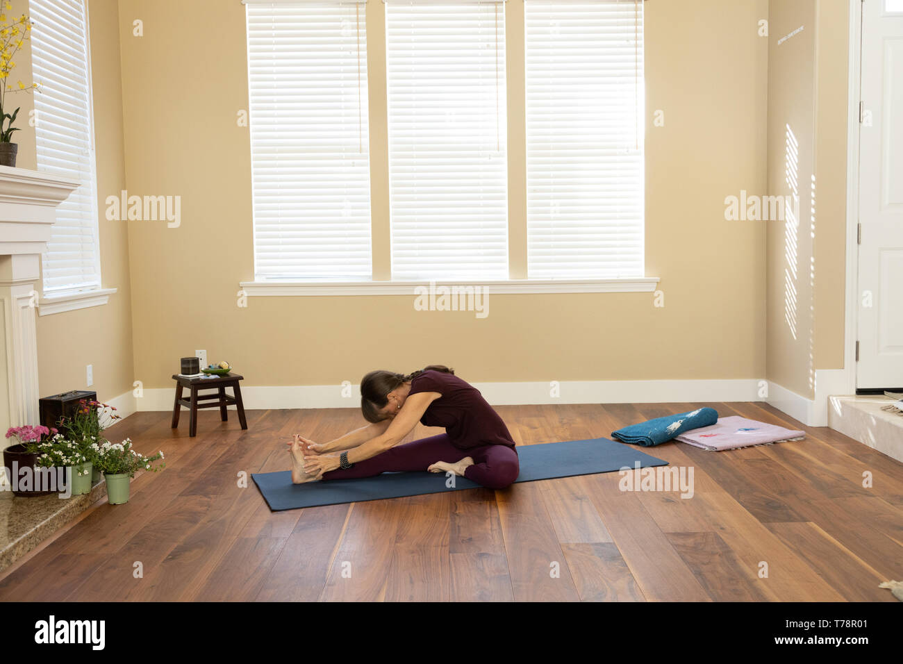 Yoga in testa al ginocchio Foto Stock