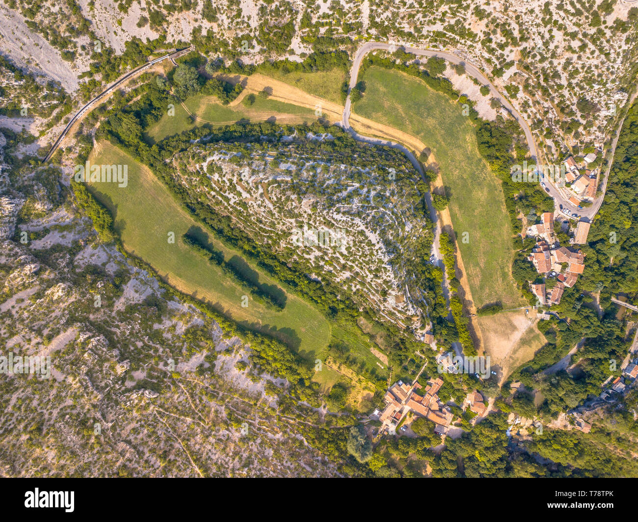 Antenna vista dall'alto in basso di Grand Sito di il circo di Navacelles in gole La Vis nelle Cevennes, Francia meridionale Foto Stock