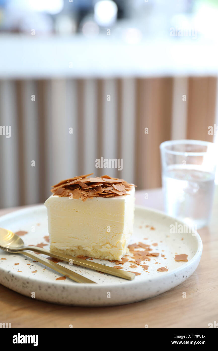 Cheesecake al giapponese e un bicchiere di acqua nel ristorante Foto Stock