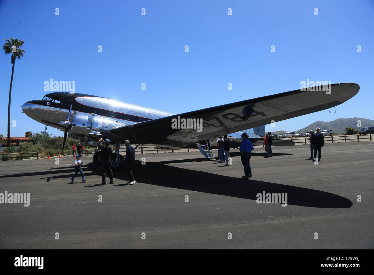 Un Douglas DC-3 impostato sul display durante la grandiosa riapertura dell'aeroporto nel cielo sull isola Catalina, California, maggio. 3. 3° Marine ali di aerei di partnership con il Catalina Island Conservancy per costruire la pista fornita una opportunità unica per i Marines di condotta applicabili alla formazione ma anche di aiutare la comunità. (U.S. Marine Corps foto di Cpl. Giacobbe Pruitt) Foto Stock