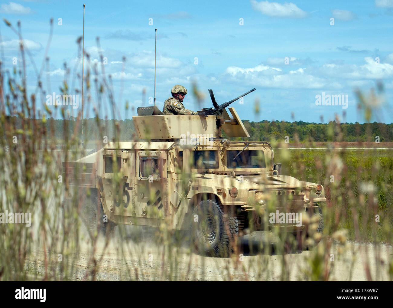Stati Uniti Esercito Nazionale soldati di guardia con l'4-118th combinato battaglione di armi (cabina), trentesimo Armored Brigade Combat Team (attaccata alla manovra di 218th Brigata Enhancement, Carolina del Sud la Guardia Nazionale) inserire l'intervallo di verifica di qualificazione su .50 del calibro di mitragliatrice a Fort Stewart, Georgia, 1 maggio 2019 nel corso di formazione annuale in preparazione per una prossima distribuzione. (U.S. Esercito nazionale Guard foto di Sgt. Brian Calhoun, 108th Affari pubblici distacco) Foto Stock