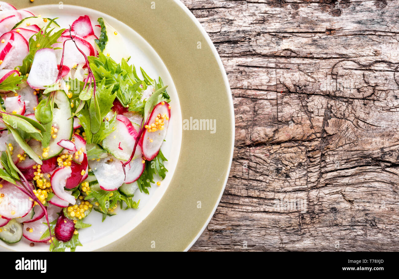 Molla di fresca insalata dal ravanello.Vitamina Insalata primaverile Foto Stock