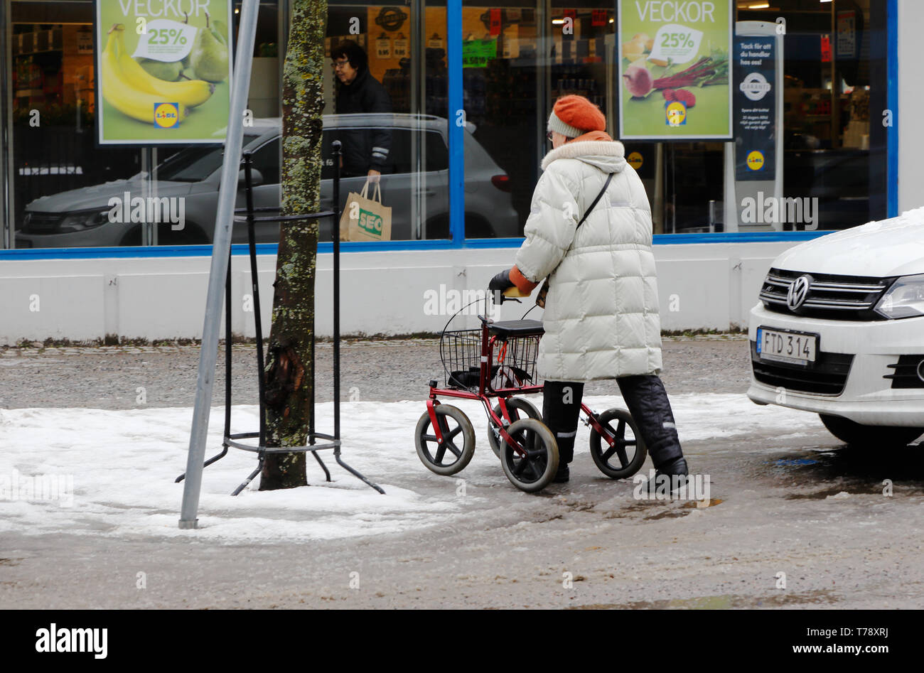 Strangnas, Svezia - Fabruary 21, 2016: Elder donna con un camminatore. Foto Stock