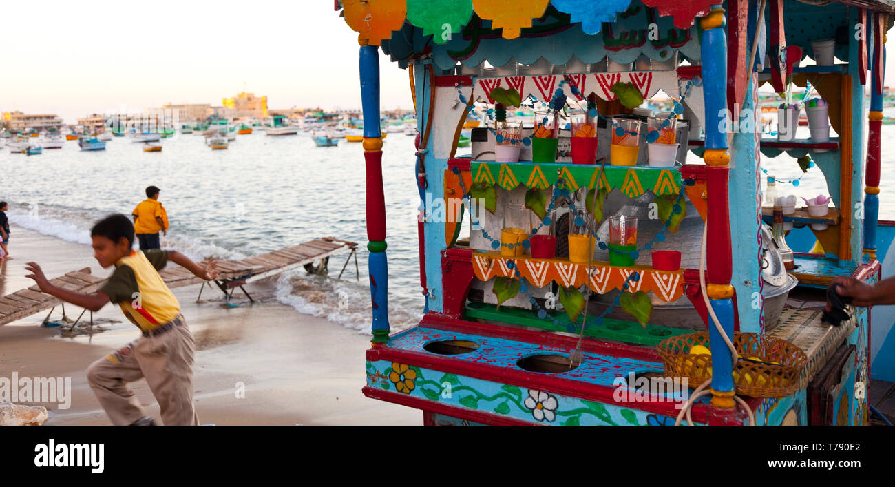 Vida en la playa de la Corniche o Avenida 26 de Julio, Ciudad de Alejandria, Egipto, Mar Mediterráneo Foto Stock