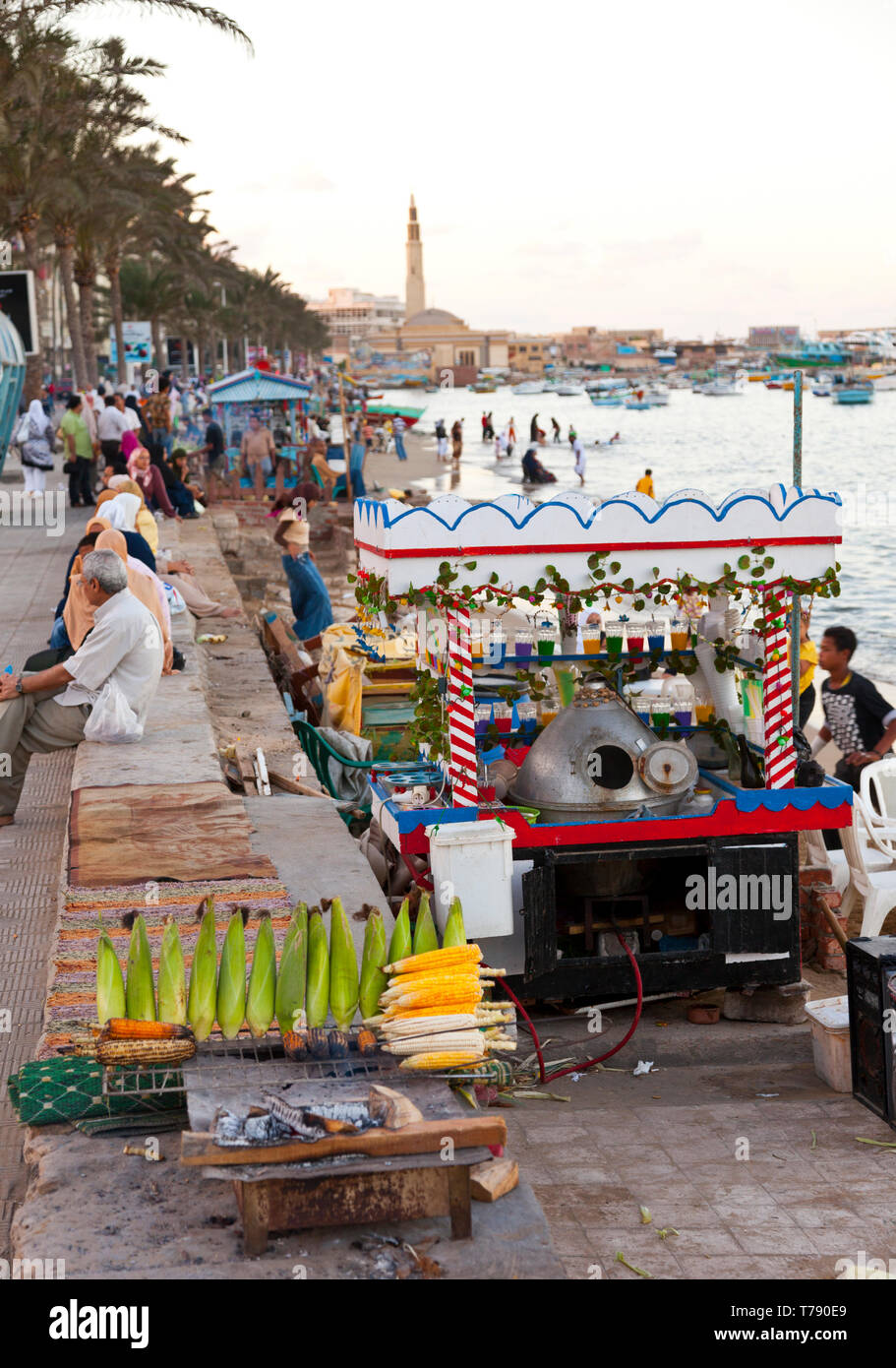 Vida en la playa de la Corniche o Avenida 26 de Julio, Ciudad de Alejandria, Egipto, Mar Mediterráneo Foto Stock