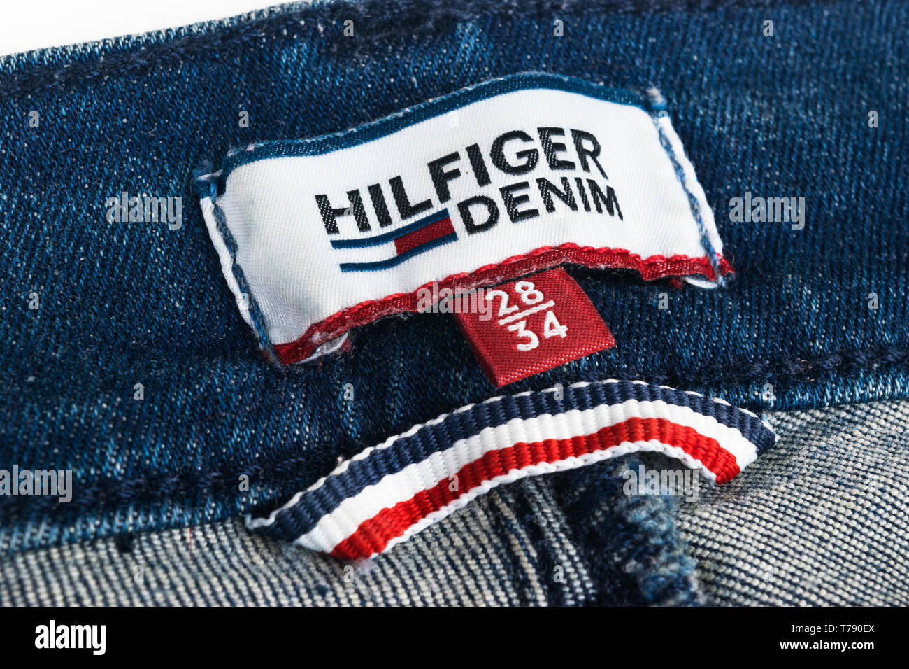 Sankt-Petersburg, Russia, Ottobre 9, 2017: Closeup di Tommy Hilfiger etichetta blue jeans. Tommy Hilfiger è lifestyle brand. Hilfiger Denim. Tommy Hil Foto Stock