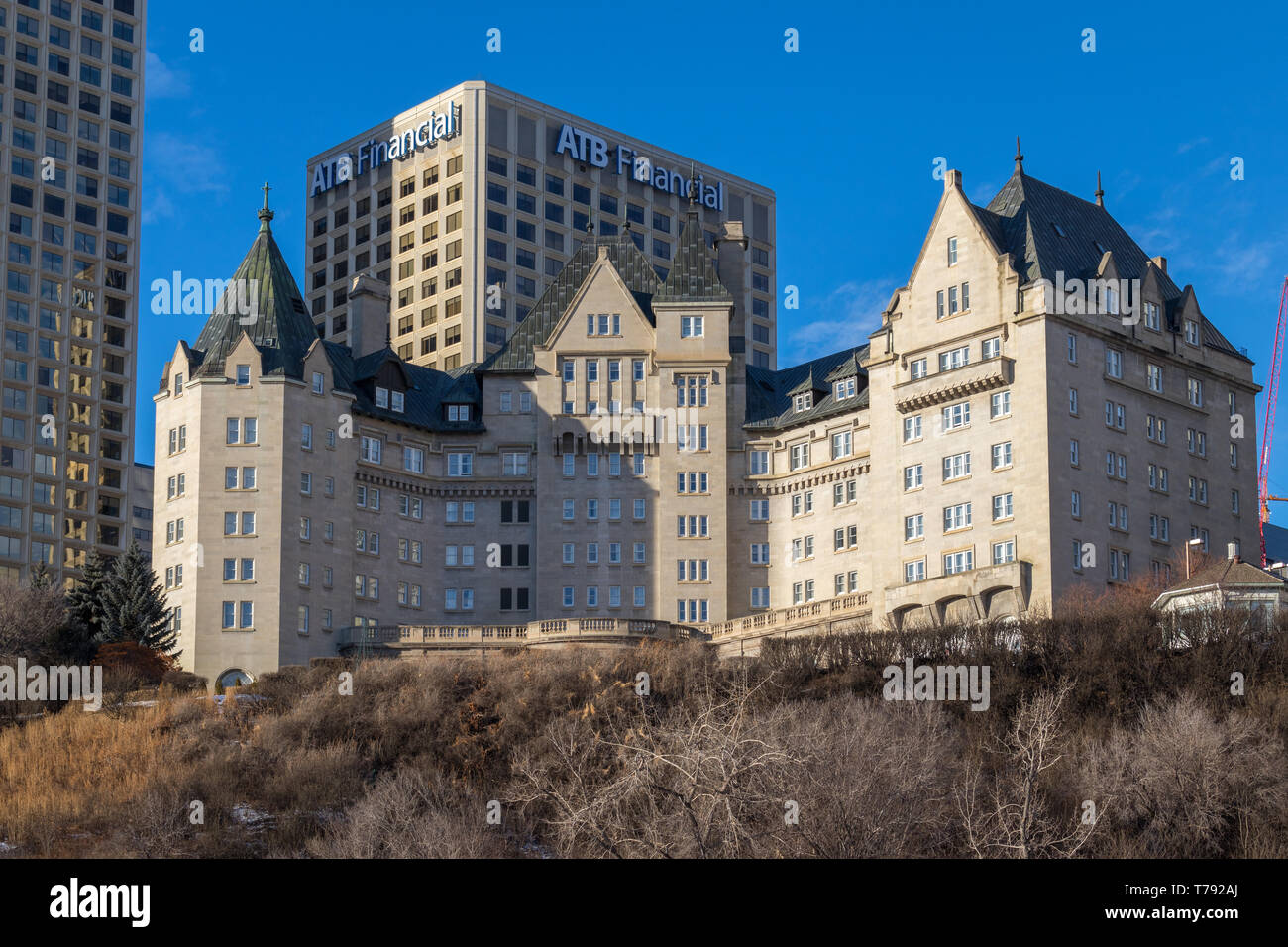 The Fairmont Hotel Macdonald in inverno, come si vede dalla valle del fiume dal Nord del Fiume Saskatchewan in Edmonton, Alberta. Foto Stock
