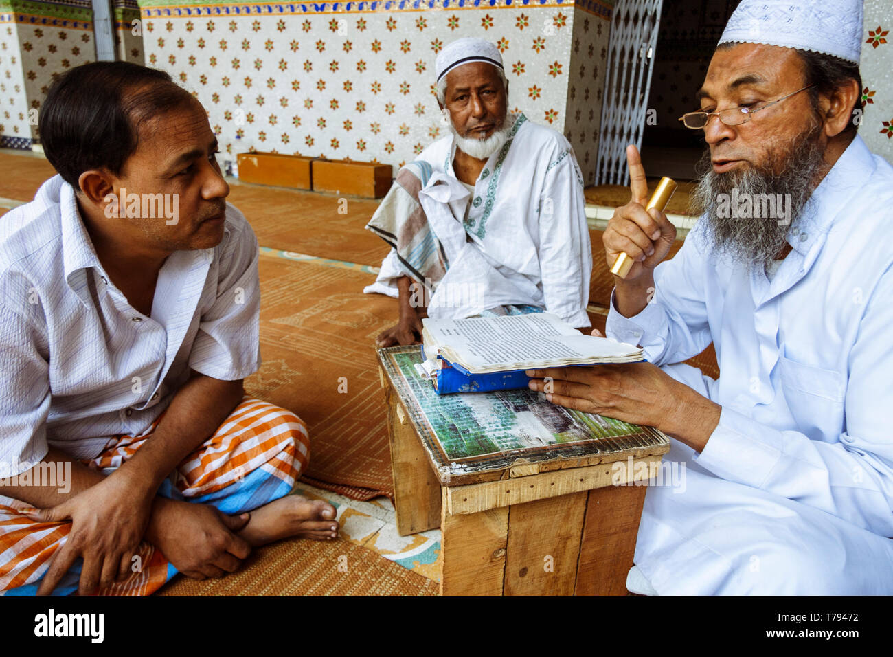 Dacca in Bangladesh : un master coranici (Mufassir) insegna presso la moschea Sitara (Star Moschea) costruita nei primi anni del XVIII secolo in area Armanitola di O Foto Stock