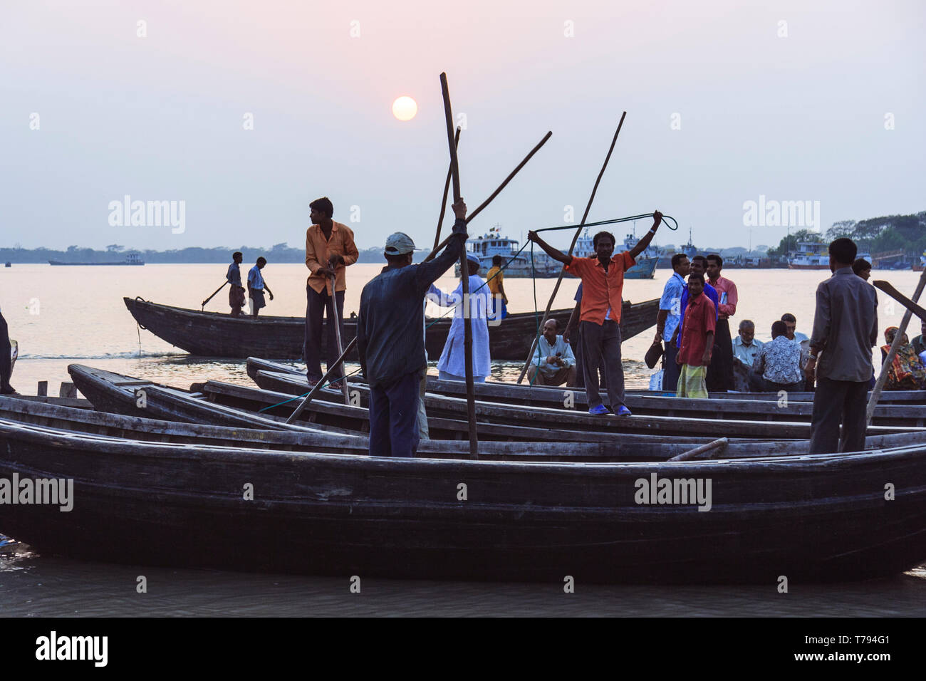 Mongla, Khulna Division, Bangladesh : pendolari a bordo di un canotto pubblica presso il porto di Mongla. al tramonto. Foto Stock