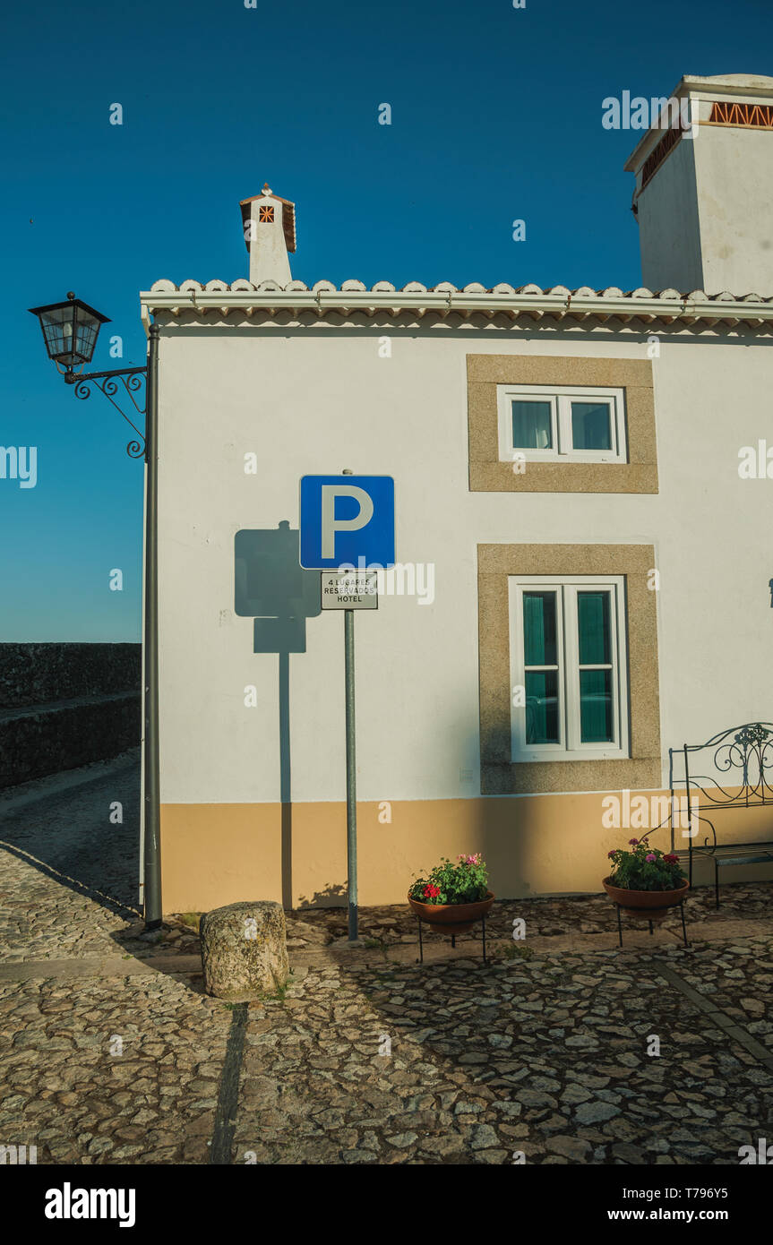 Parcheggio cartello stradale con un avviso (4 posti riservati per l'hotel) a Marvao. Un borgo medievale arroccato su una rupe in Portogallo. Foto Stock