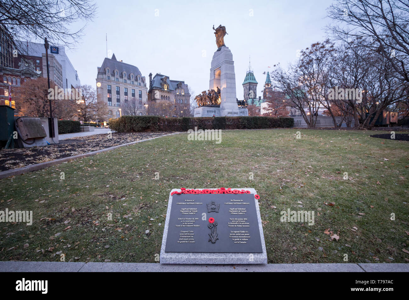 OTTAWA, Canada - 11 novembre 2018: Lapide di Nathan Cirillo con ricordo di papavero, vittima del terrorismo 2014 tiri, sulla guerra nazionale palazzo Foto Stock