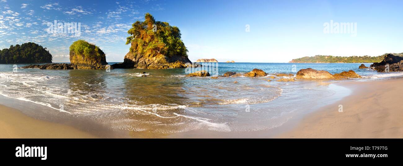 Ampio paesaggio panoramico della fascia costiera sull'Oceano Pacifico e le piccole isole sul Parco Nazionale di Manuel Antonio Playa Espadilla Beach in Costa Rica Foto Stock