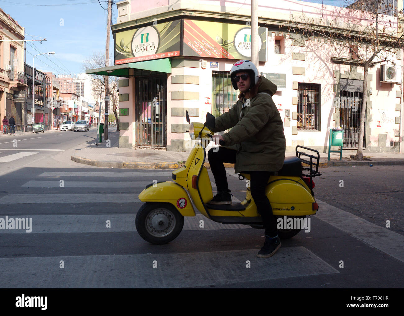 La città di Cordoba, Cordoba, Argentina - 2019: un uomo che cavalca un ciclomotore motociclo presso il quartiere Güemes, un quartiere alla moda, nel cuore della città. Foto Stock