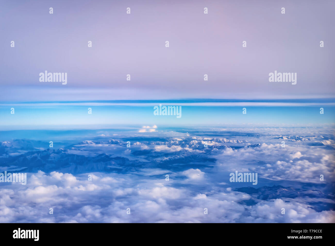 Monsoon nuvole sopra le cime coperte di neve delle Shivalik/gamma Dhauladhar. È anche noto come la gamma in bianco, una parte di minore Himalaya in India. Foto Stock