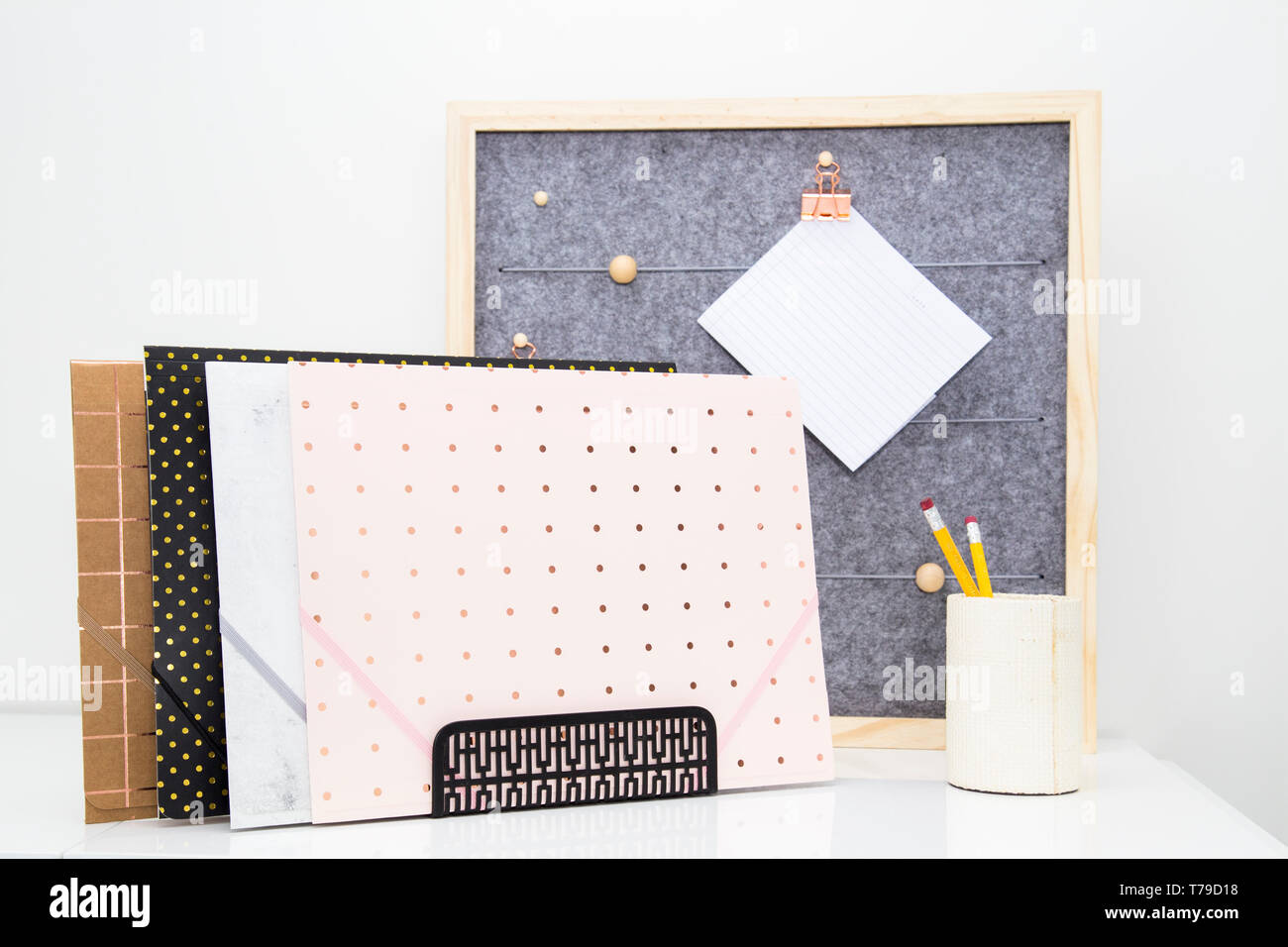 Immagine del feltro grigio pin, scheda cartelle alla moda e matite illustrante una giornata in ufficio a casa. Ampie e luminose, affascinante per brochure. Foto Stock