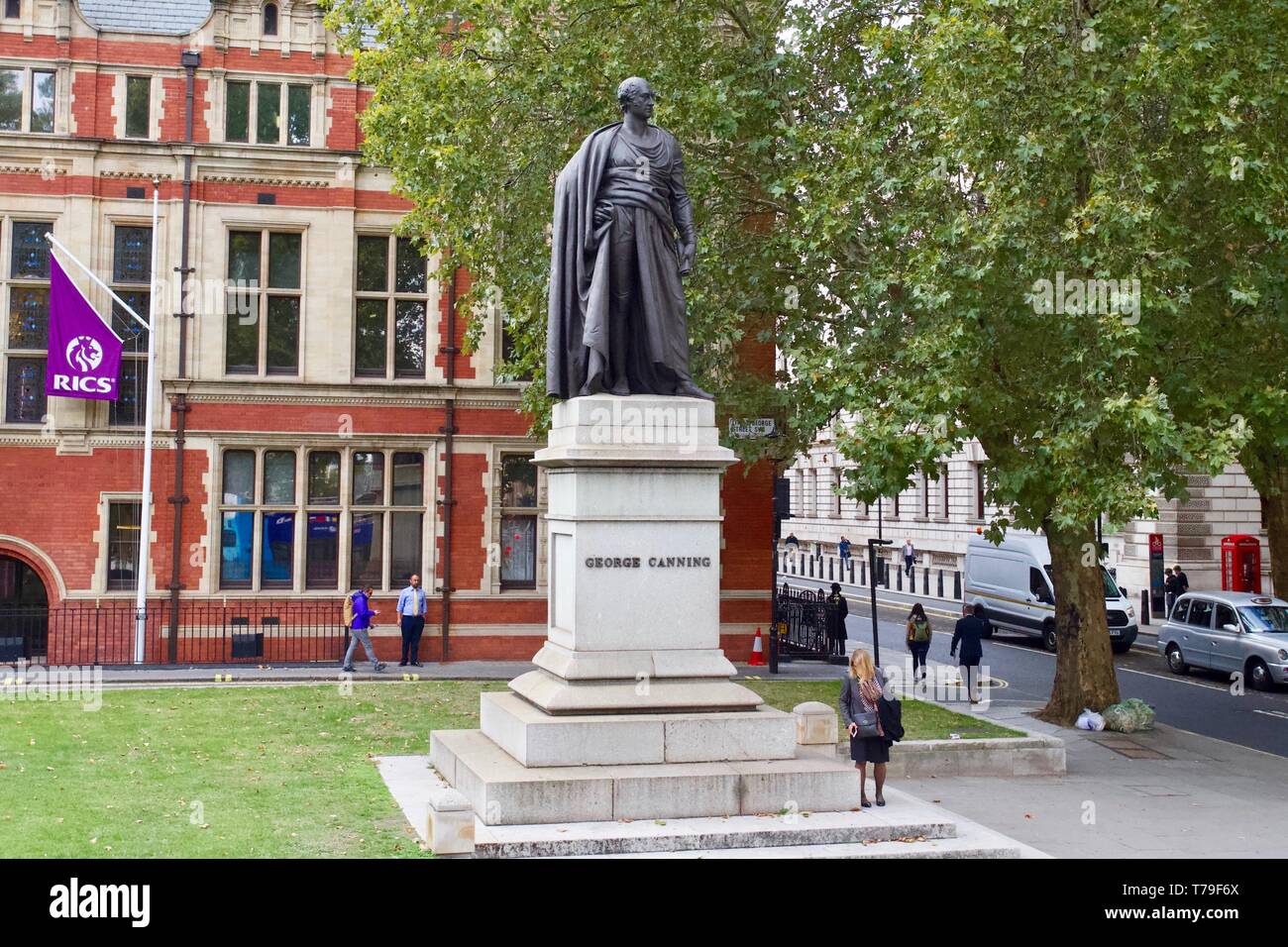 George Canning statua che si trova nella parte anteriore del RICS, Piazza del Parlamento, Londra, Inghilterra. Foto Stock