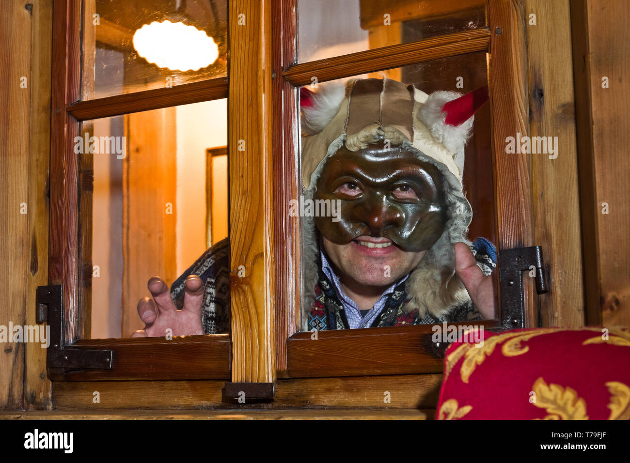 Bormio: Marcello Canclini, esperto di etnografia, storia locale e folclore, indossa una delle maschere del Carnevale bormino. [Ita] Bormio: Marcello Foto Stock