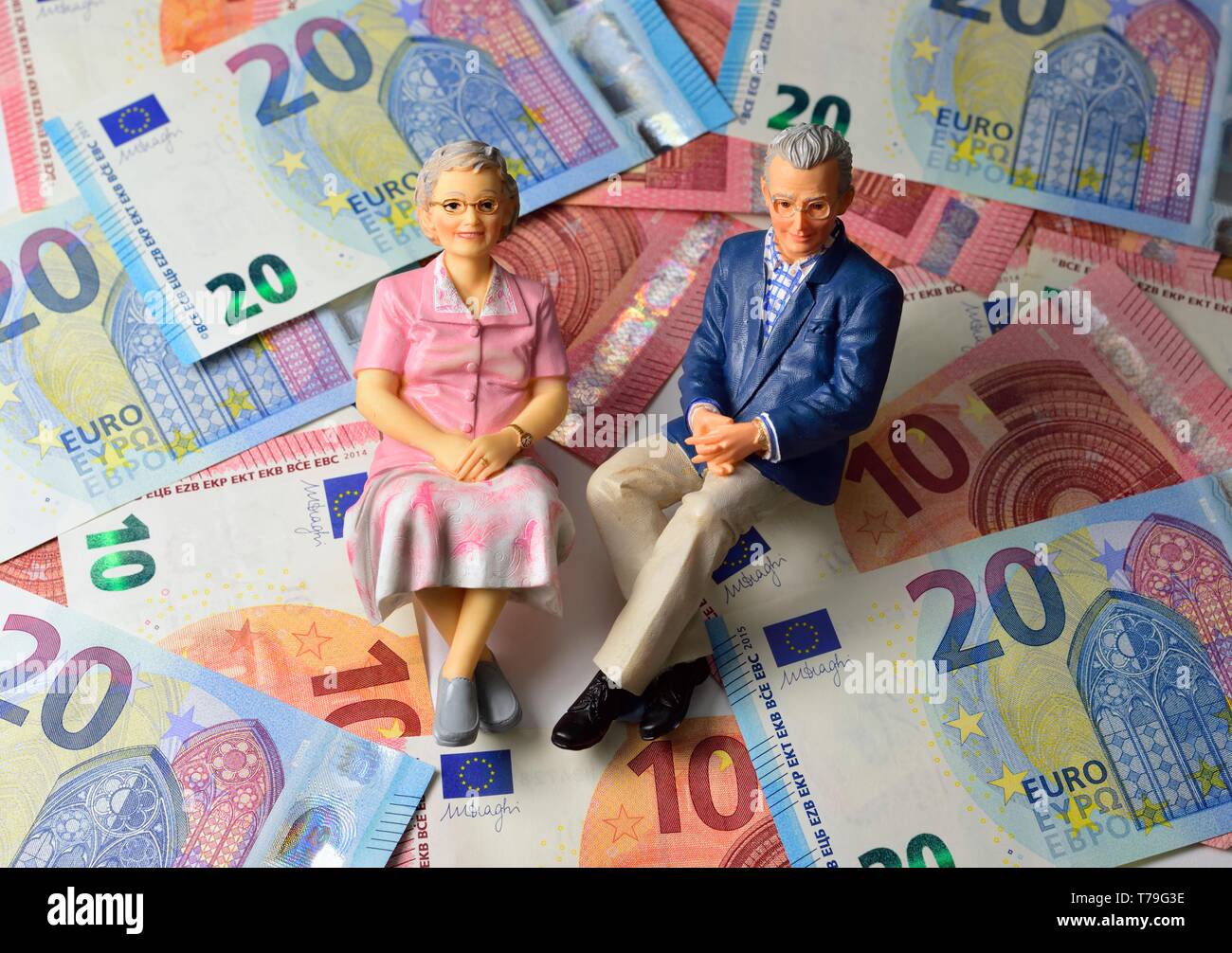 Sposato pensionato giovane, con le banconote in euro sfocati in background. denaro concetto di pensionamento Foto Stock