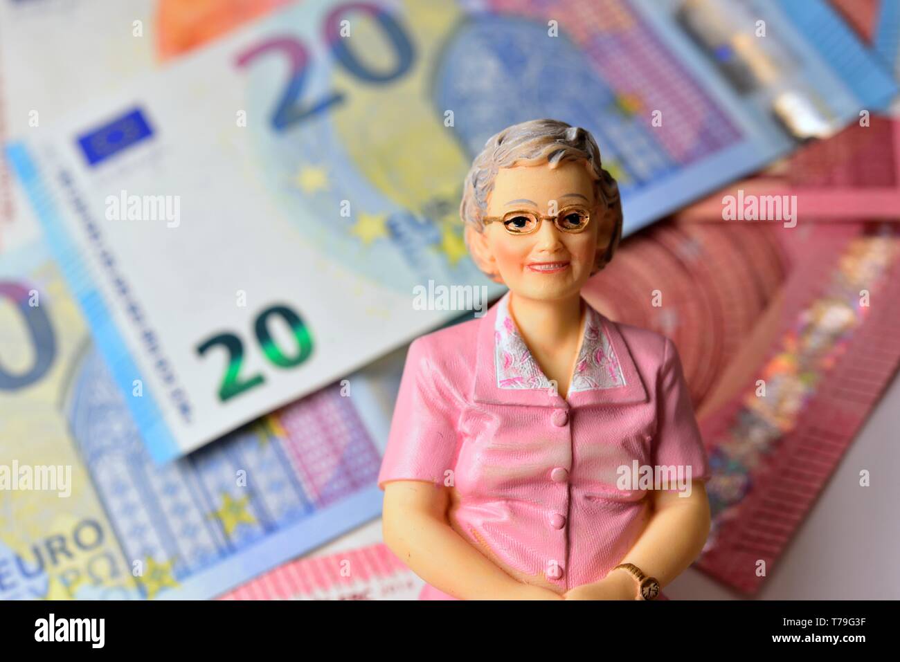 Unica donna vecchia età titolare di pensione o di rendita con le banconote in euro sfocati in background. denaro concetto di pensionamento Foto Stock