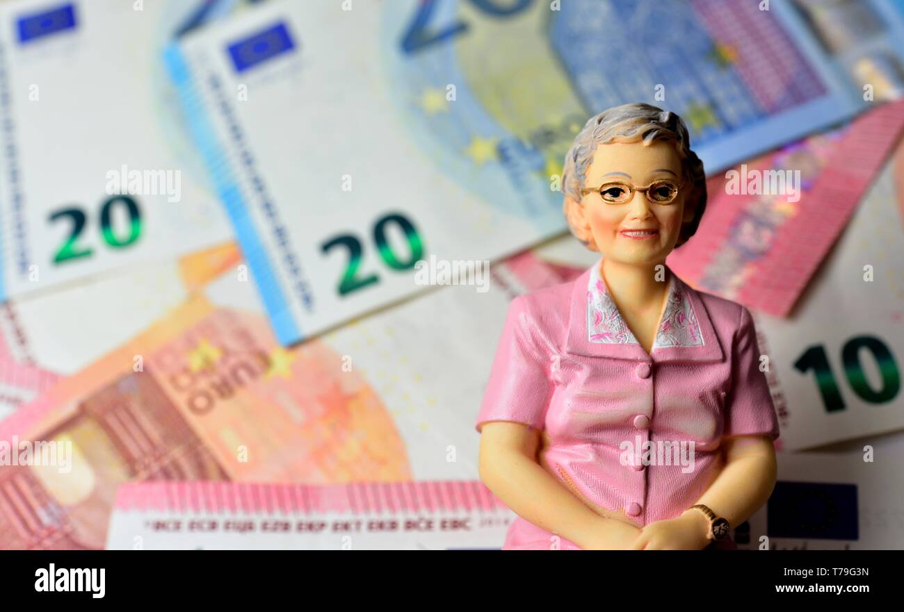 Unica donna vecchia età titolare di pensione o di rendita con le banconote in euro sfocati in background. denaro concetto di pensionamento Foto Stock