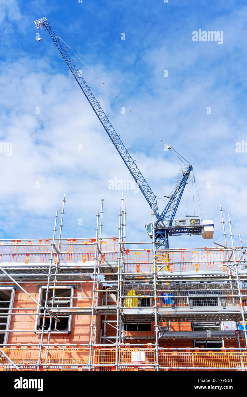 Sito in costruzione con i ponteggi e la gru Foto Stock