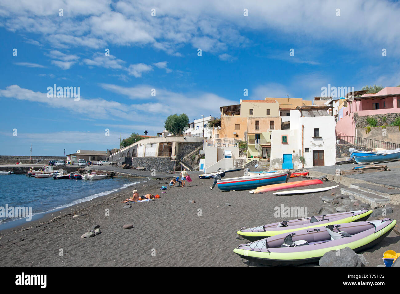 La spiaggia di Rinella village, Isola di Salina, arcipelago delle Eolie, in Sicilia, Italia Foto Stock