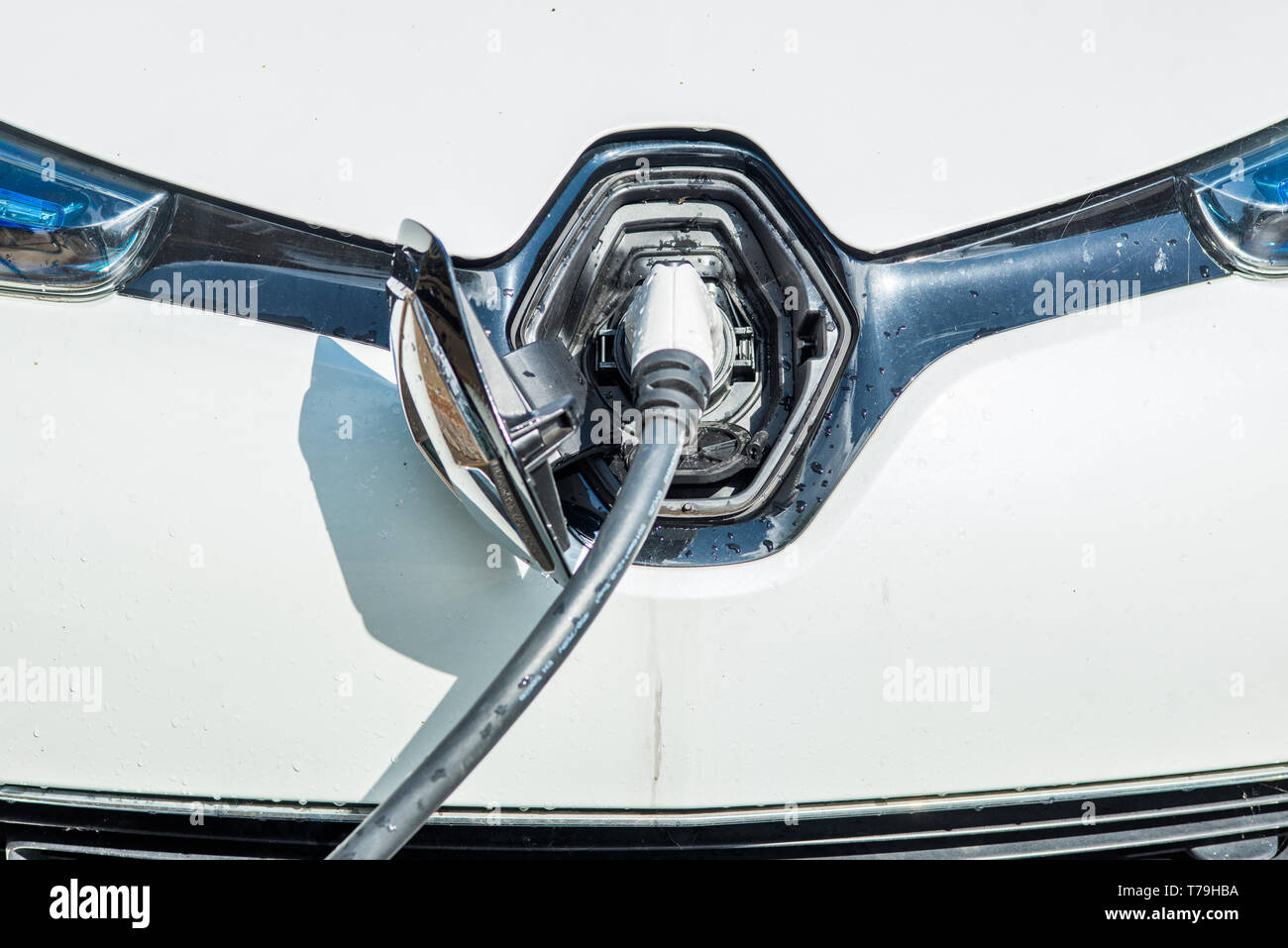 Auto elettrica inserita in Evolt punto di carica, Cambridge, Inghilterra. Foto Stock