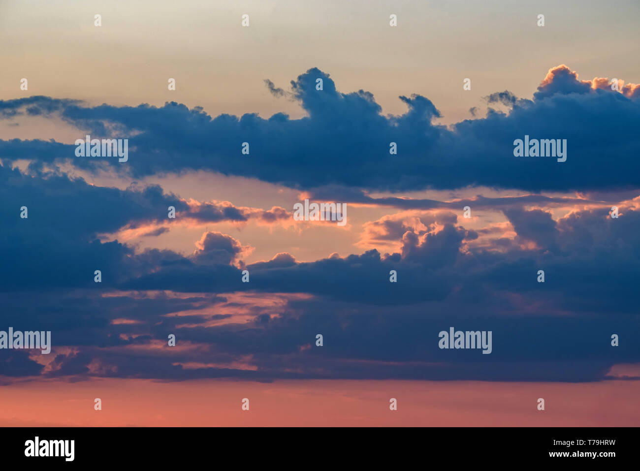 Bella drammatica sunrise skyscape sfondo con le nuvole Foto Stock