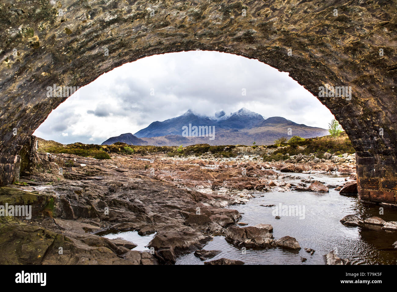 Guardando attraverso arco di Sligachan verso il Cuillin Hills a Skye Foto Stock
