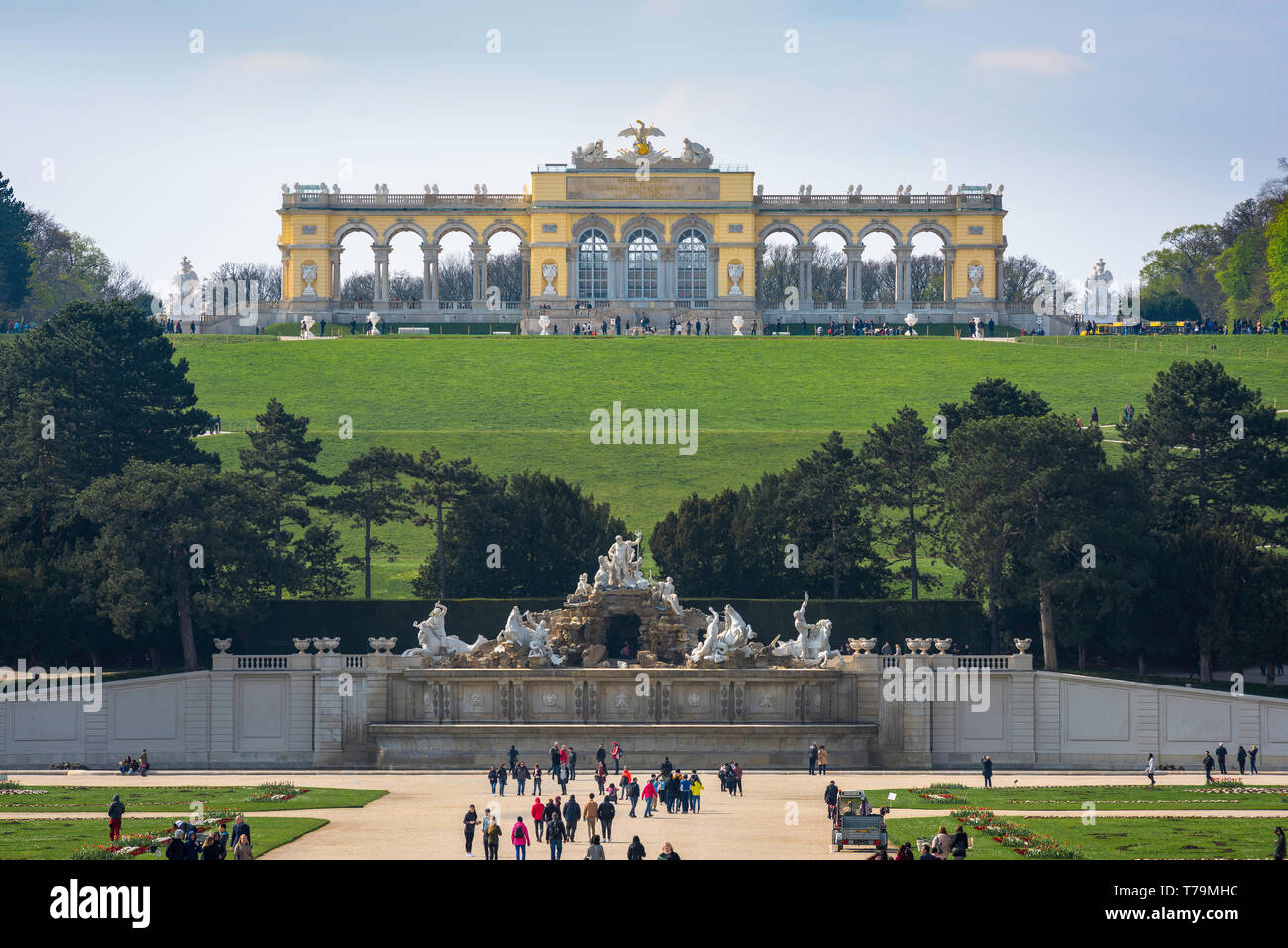 Gloriette Schonbrunn, vista la Gloriette edificio (1775) situato su una collina sopra i giardini formali di Schloss Schönbrunn a Vienna, Austria. Foto Stock