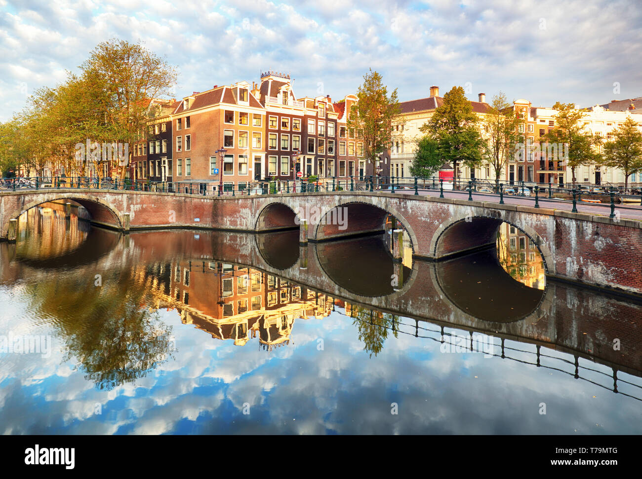Amsterdam canal Singel con tipiche case olandesi, Olanda, Paesi Bassi. Foto Stock