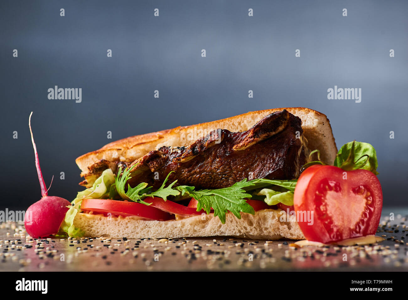 Grande panino gigante strega grigliata di costolette di maiale nella ciabatta. Spazio di copia Foto Stock