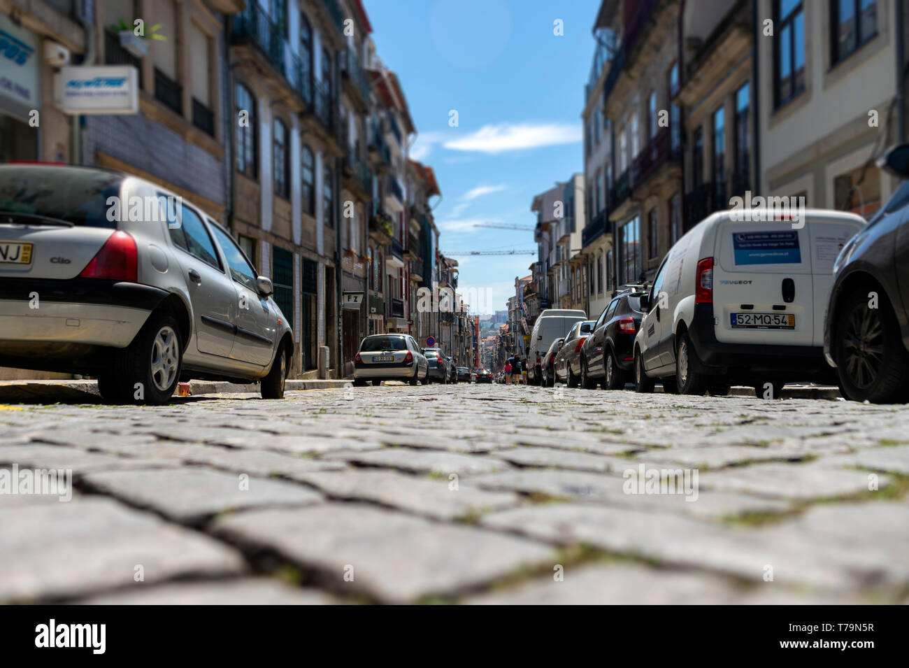 Tipica strada di ciottoli a Porto, Portogallo. Tilt & Shift blur. Foto Stock