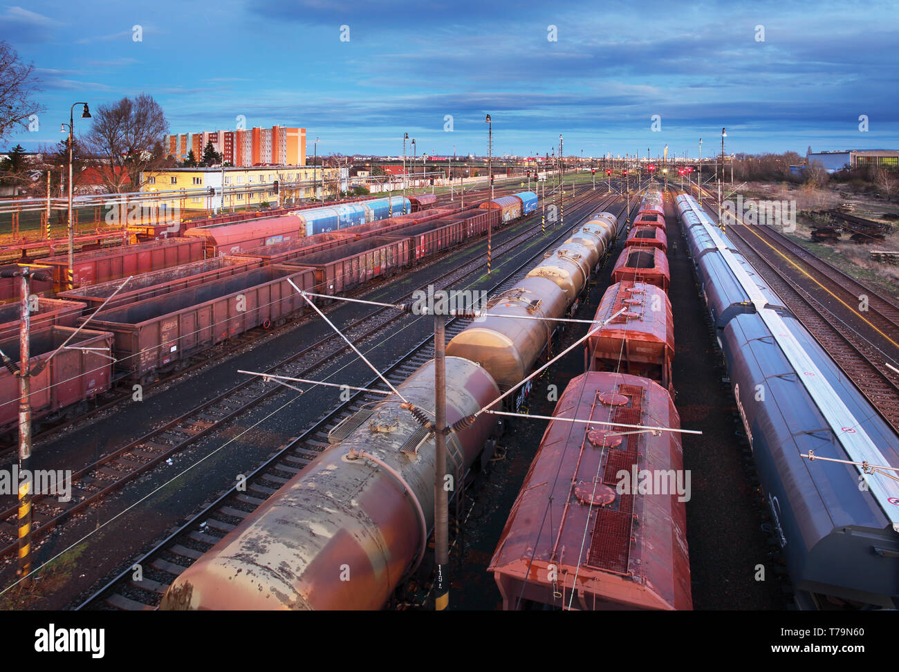 Contenitore treno merci nella stazione ferroviaria di Cargo settore trasporti Foto Stock