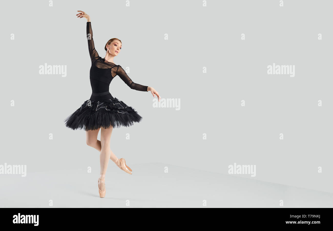 Donna ballerina su sfondo grigio. Foto Stock