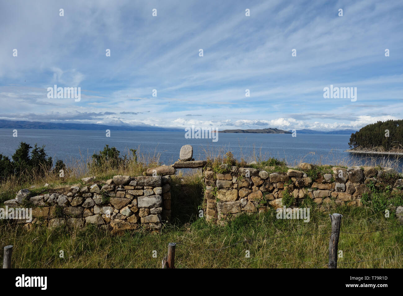 Vista la restante struttura di un vecchio tempio Inca, sito archeologico in Isla del Sol, Boliva Foto Stock