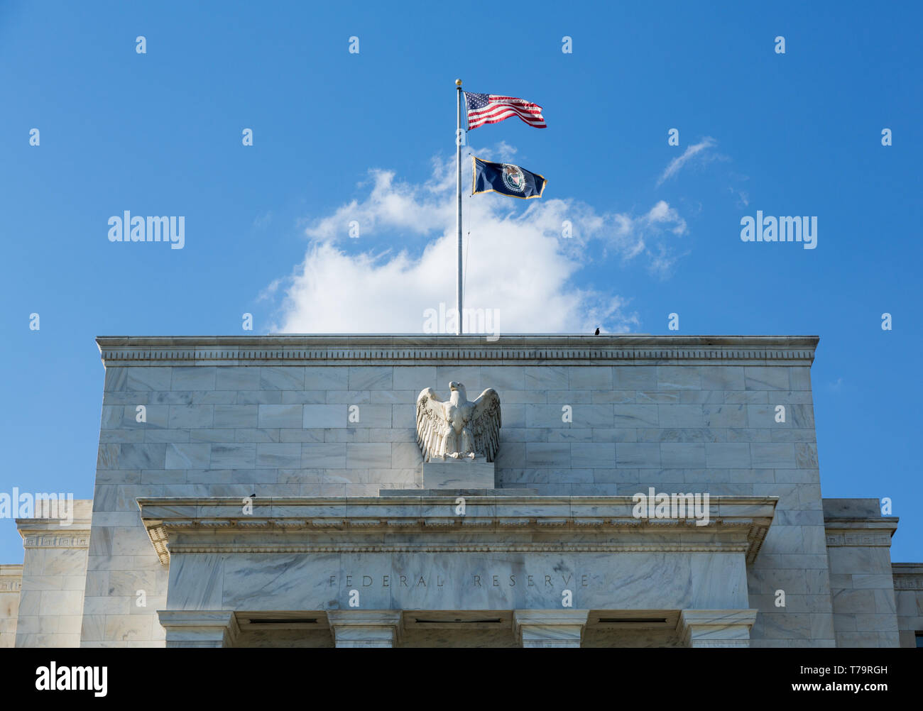 Detail of the eagle and flags of the Federal Reserve building HQ in Washington DC Foto Stock